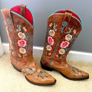 Macie Bean snip toe rose/floral boot